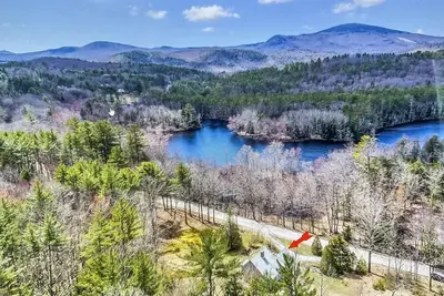 Image de Nature lovers dream. Secluded river property surrounded by forest.