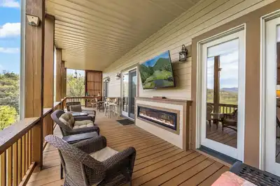 Image de Relaxed Retreat with Premiere Location and Views, Only 6 Steps to Get In, Garage