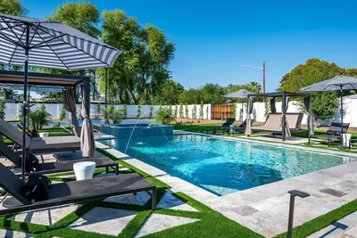 Image de Resort Backyard @ The Arcadia Oasis! Tons of games