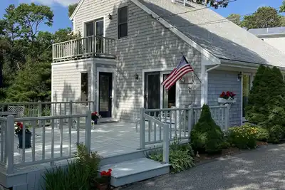 Image de Charming saltbox cottage-minutes to bike path, dock and beach