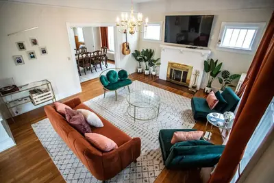 Image de Spacious Home Downtown - Walk to Parks & Shops