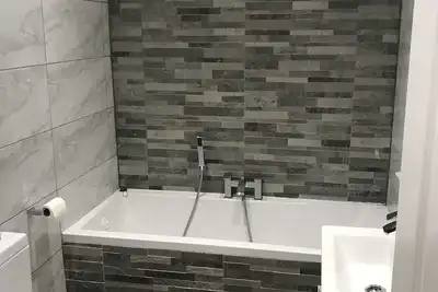 Image de Newly reburbished 5 bedroom house with private parking and garden