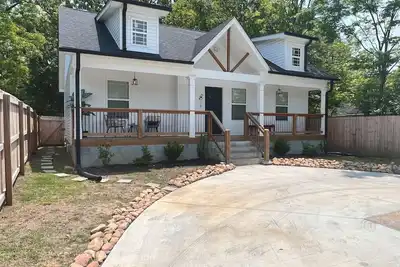 Image de Boho West Villa • New 3br • Hot Tub • Fire Pit • Games • 10 Min to Downtown