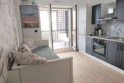 Image de Agréable studio décoré avec soin avec vue sur l'Océan depuis sa terrasse