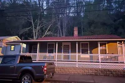 Image de Entire house 2 bedrooms with washer&dryer, Main Street, Sutton, Street parking, wifi