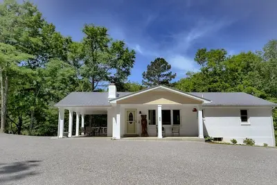 Image de The Bear Necessities near Dale Hollow Lake