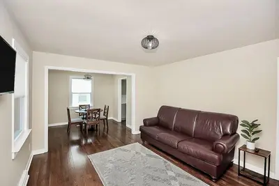 Image de Bright 4Bed\/2Ba | Close to Uptown | Deck | Parking