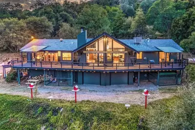 Image de 🌙 Crescent Chalet - Hot Tub, Views, Sauna!