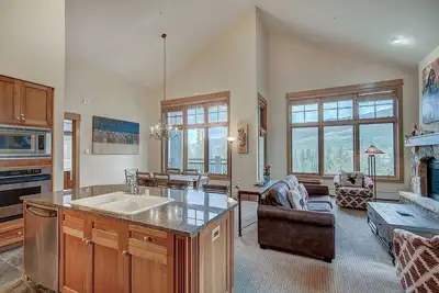 Image de No Cleaning Fees, Luxurious 3 Br in River Run Village Featuring Ski in, ski out by RedAwning