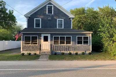 Image de Spacious Beach House. Just a 3 minute walk to Drakes Island Beach. Dog Friendly!