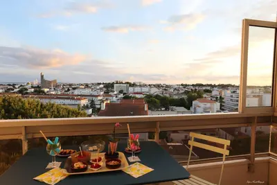 Image de Apt. a 2 pas du centre et de la plage.