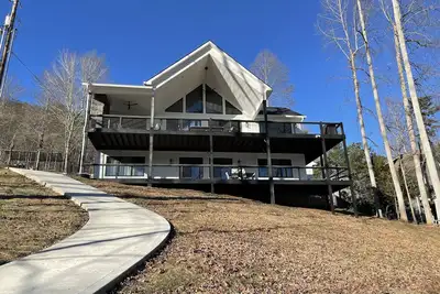 Image de Beautiful Waterfront Lakeside Retreat with Private Covered Dock & Great Ratings