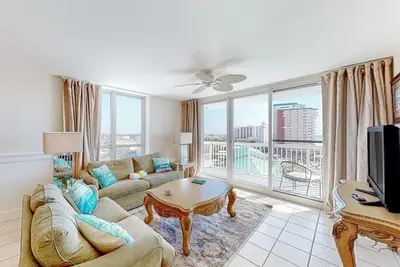 Image de 8th-floor condo with balcony, ocean view, W/D, pools & hot tub