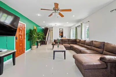 Image de Perfect Alarm Protected Townhouse Near Beach 🏝 & Airport ✈️!