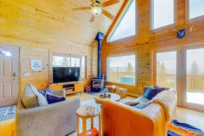 Image de Spacious dog-friendly cabin with fireplace, mountain view, washer/dryer, & WiFi