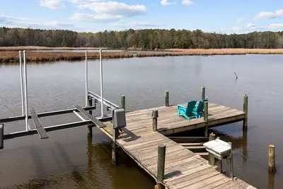 Image de 3br/2ba Waterfront Home overlooks Private Dock. 2+ acres of front yard Games
