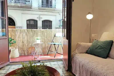 Image de Sp1- Centrally located, unique with balcony!