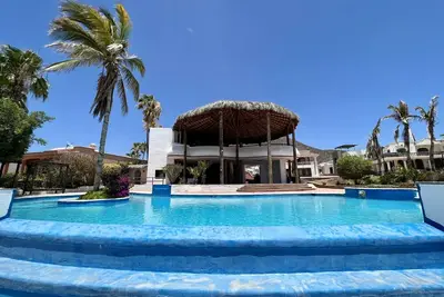 Image de Large home with ocean views in gated community.