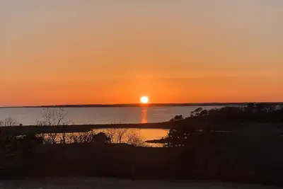 Image de Chappaquiddick Getaway with stunning Ocean Views, walk to the beach