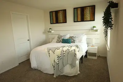 Image de Spacious 4-Bedroom Retreat with High-Speed WiFi and Tranquil Ambiance