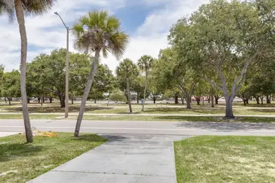 Image de Barefoot Bliss. Enjoy Barefoot Bay Amenities. Lake view. Steam shower & grill.