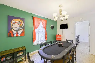 Image de Adorable home in the trees with lake access nearby & firepit - dog-friendly