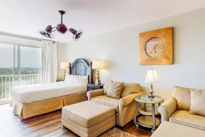 Image de Stylish condo with lagoon pool & beach access - snowbirds welcome