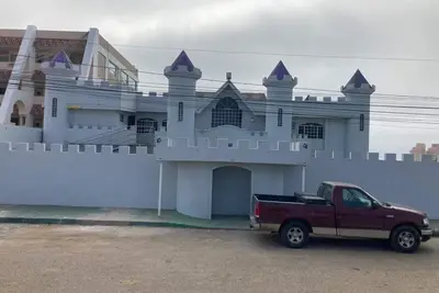 Image de Ocean View Castle 15 min walking distance to the beach.