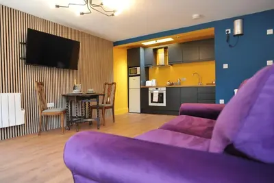 Image de A ground floor studio flat with either double or twin beds, fully equipped kitchen + parking