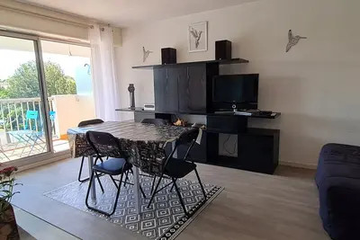 Image de Appartement Ensoleillé avec Terrasse et Parking au Centre de Meschers, Proche Plages et Commerces