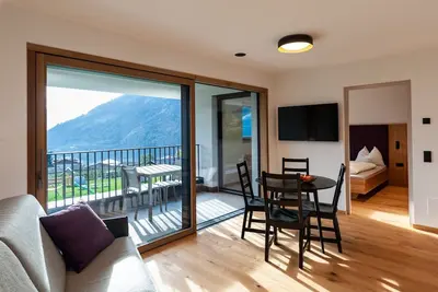 Image de Appartement \"Hofer Hof Hirzer\" avec vue sur les montagnes, jardin et Wi-Fi.
