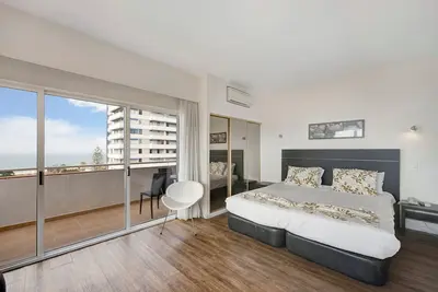 Image de Appartement \"Estúdio Superior Mar Atlântico\" avec vue sur la mer, piscine et Wi-Fi.