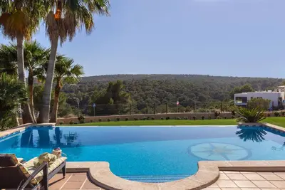 Image de Villa 'Luxurious Villa Sol de Mallorca' avec vue sur les montagnes, piscine et Wi-Fi.