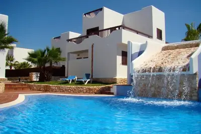 Image de Villa pour 10 personnes près de la plage avec piscine, Wi-Fi, climatisation et terrasse.