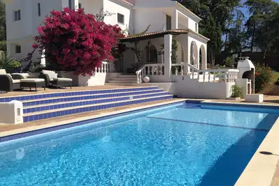 Image de Villa Casa Zimbreira avec piscine, Wi-Fi, jardins et court de tennis.