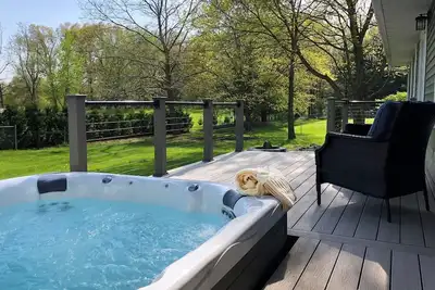 Image de Hot Tub | Beautiful Backyard Oasis|Newly Renovated