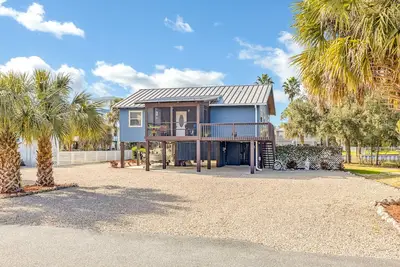 Image de Coastal Getaway on canal-steps to the beach