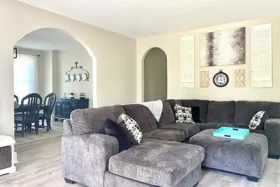 Image de New Remodel in St. Charles - Sleeps 10! New patio! Large Fenced-in backyard!