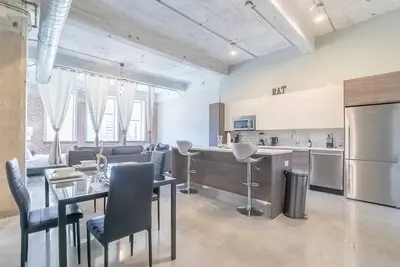 Image de Amyfinehouse Downtown Dallas 2br Cozy Loft+Pool+Views+Parking+FreeBreakfast