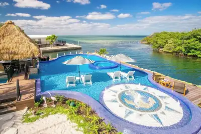 Image de Isabella on Paradise Place 2 bed 2 bath with Exotic Magnificent pool and Open water views 200 ft of dockage