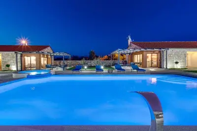 Image de New! Promina luxury villa with 72sqm Heated Pool, Jacuzzi, Infrared Sauna, Tennis court, Media room