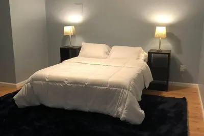 Image de Comfortable, fully private walk out basement