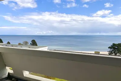 Image de 240 - off for a walk on the beach