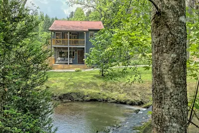 Image de Pet Friendly Renovated Farmhouse with a Serene Rushing Creek and a fenced yard!
