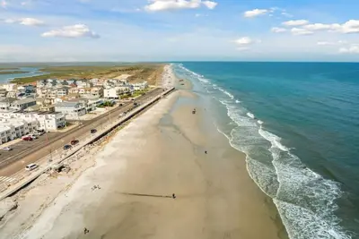 Image de 229 10th Street N, Unit 2 · Beach Bliss: Luxe 2bd Th ★ Deck ★ Steps to Beach ★ Parking