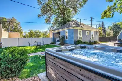 Image de Corona Cabana! Hot Tub & Bbq! Walk Downtown!