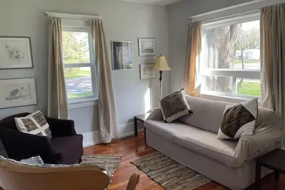 Image de Cozy Creekside cottage offering a quiet rural prairie town experience