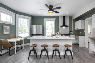 Image de Deluxe 4-Bedroom w Huge Deck 3-Min to Downtown!