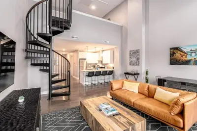 Image de Soaring 2-Bedroom Parkside Loft Walkable to it All