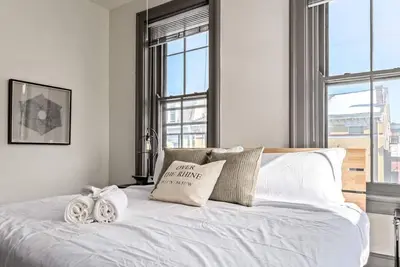 Image de Deluxe 5-bedroom Condo Walkable to Everything